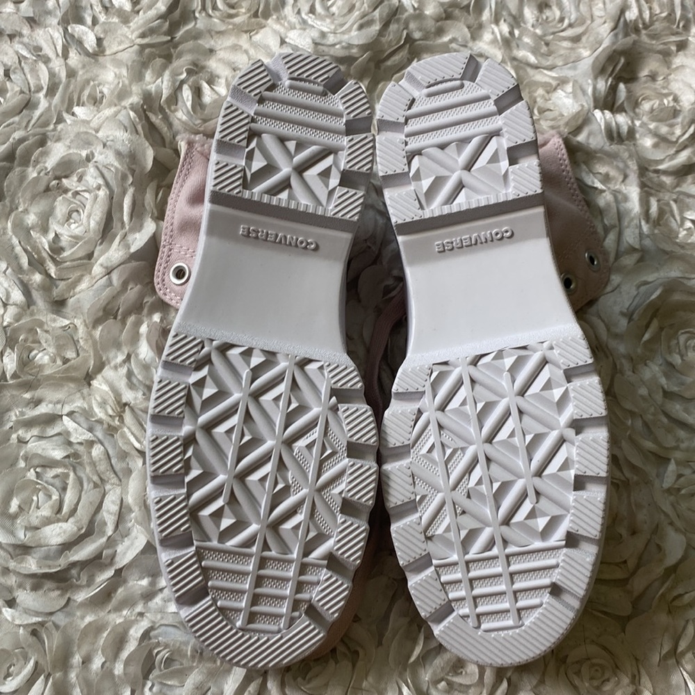 . New Converse size 7 high top fuzzy sneakers - Picture 3 of 6